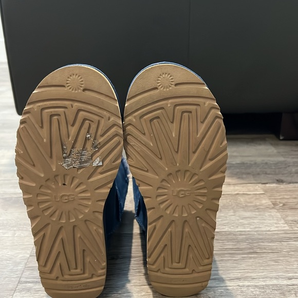 Navy Blue UGG boots with bows. Size 8 in women’s. Only worn twice. - Picture 4 of 4